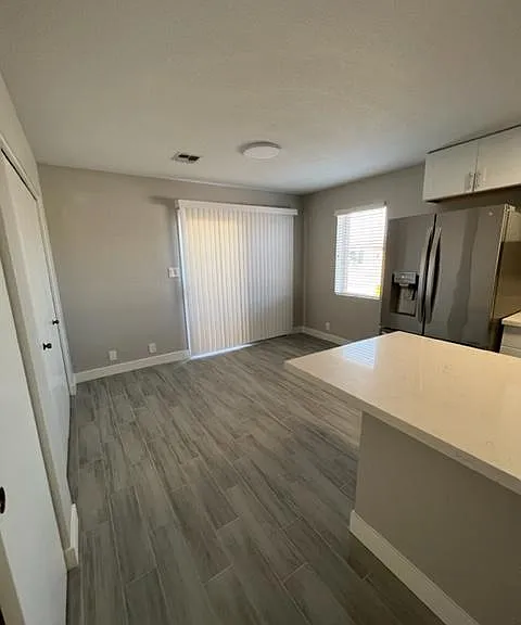 427 W Pontiac Dr #1 — Photo 2