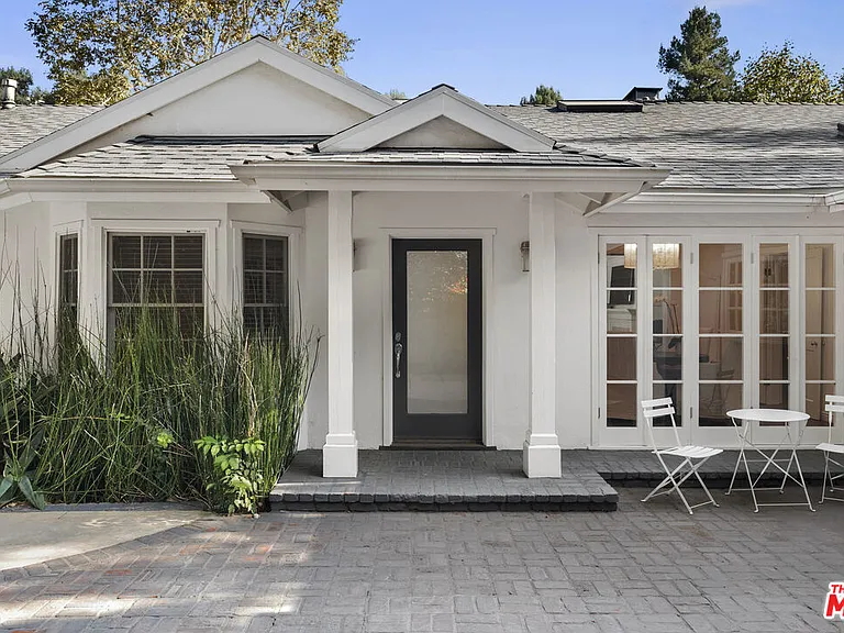2761 Hutton Dr — Photo 2