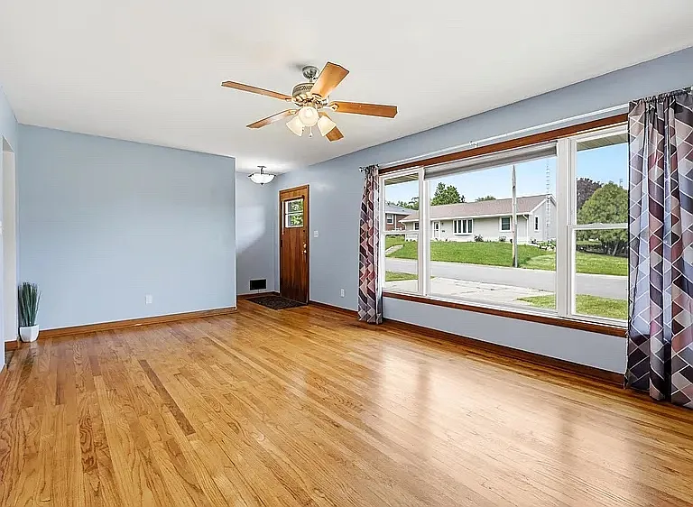 1040 Clara Ct — Photo 3
