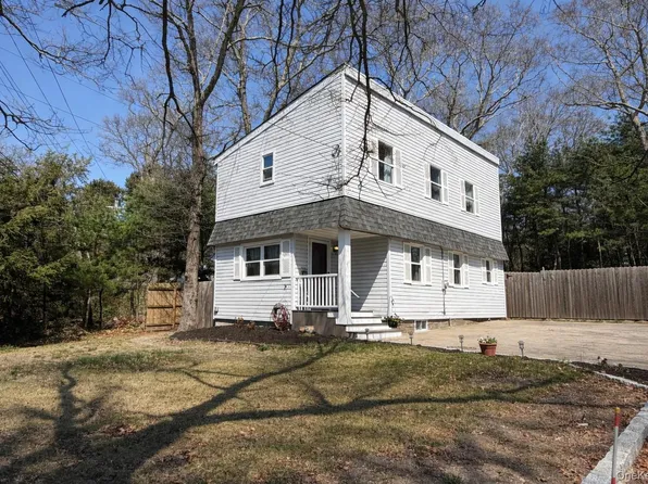 2 Lakeland Place, Farmingville, NY 11738