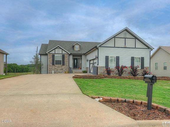 3rd image of 1401 Matthew Cir
