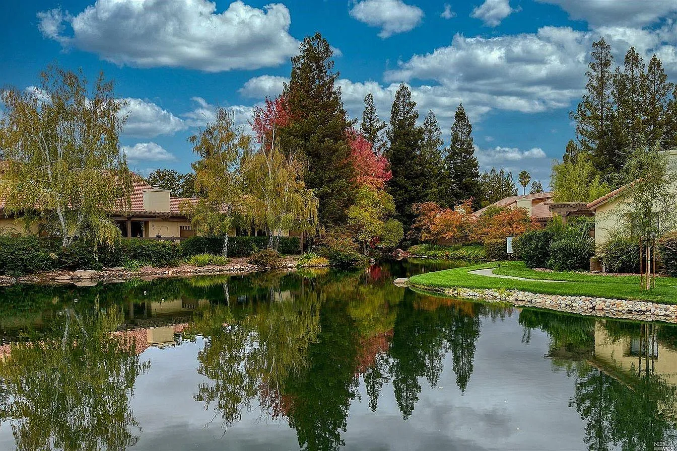 69 Fountain Grove Cir — Photo 3