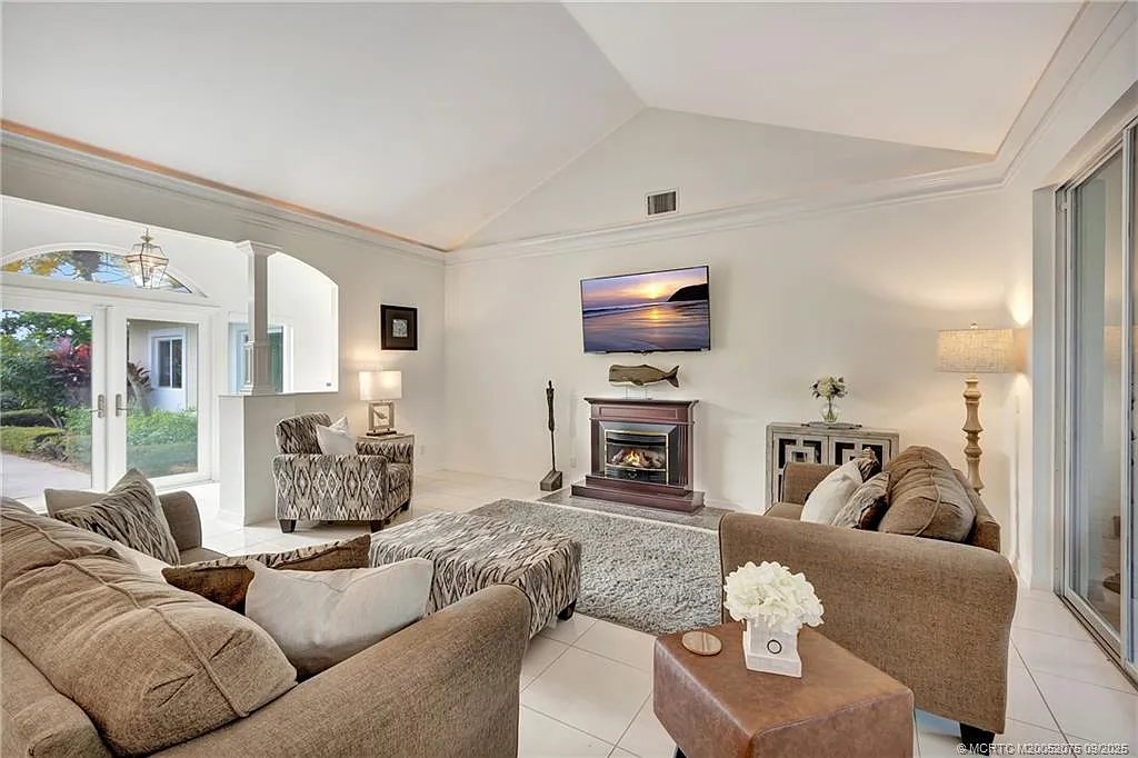 3 bed, 2.0 bath, 2178 sqft, $9,000 — Photo 1