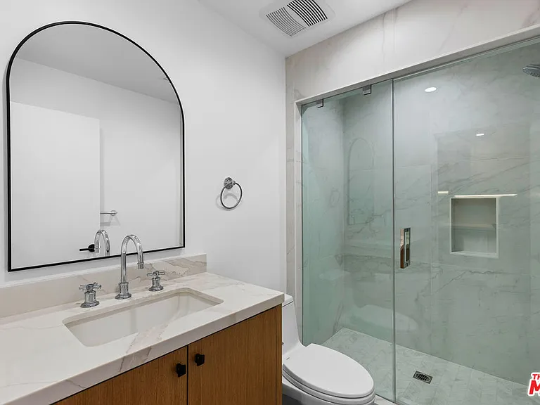 1062 1/2 S Alfred St — Photo 6