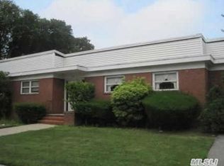 450 N Wellwood Ave, Lindenhurst, NY 11757