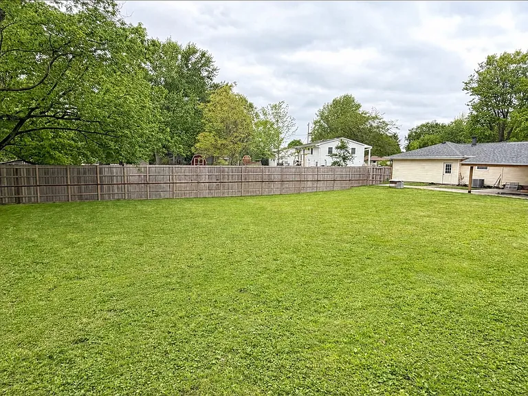 405 Knolls Dr — Photo 3