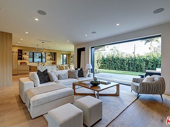 2nd image of 846 Dickson St