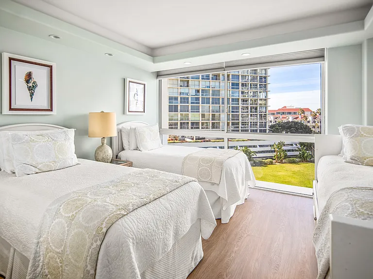 Guest bedroom - 3 twin beds
