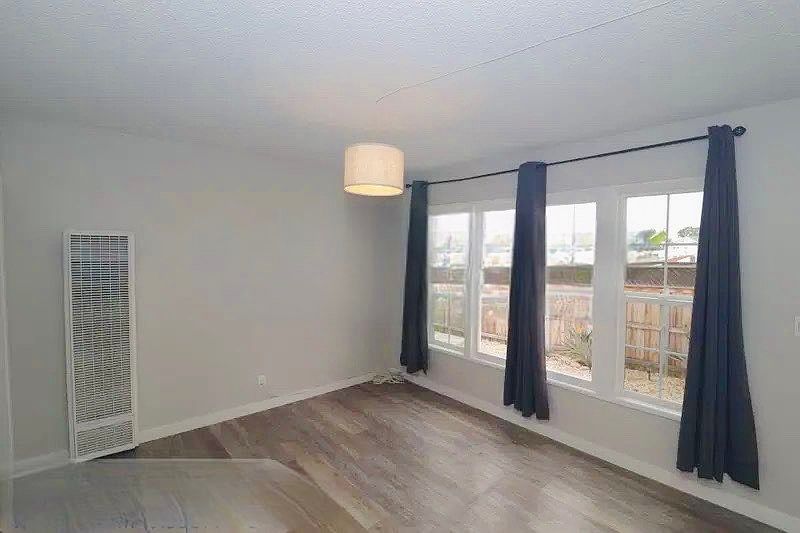 1st image of 4829 Castle Ave #4