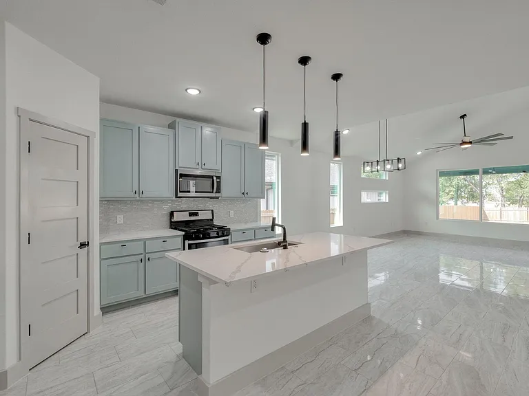 202 Washington St — Photo 6