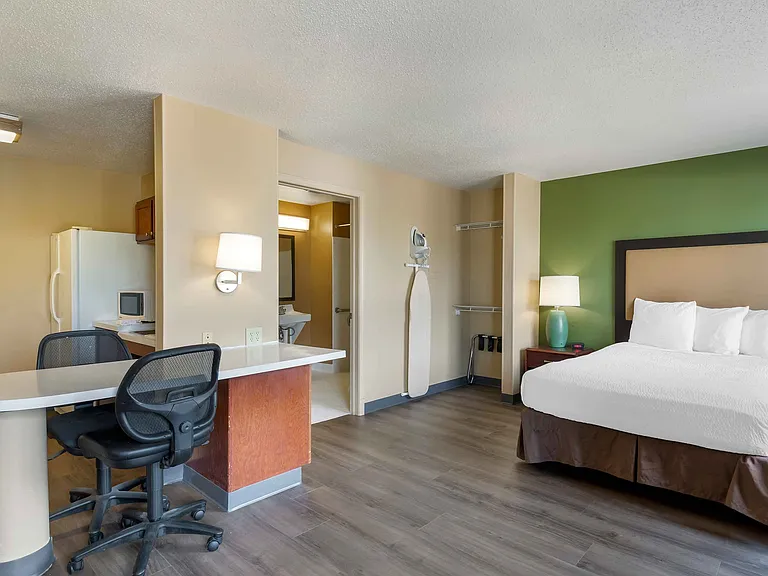 Deluxe Studio - 1 Full Bed