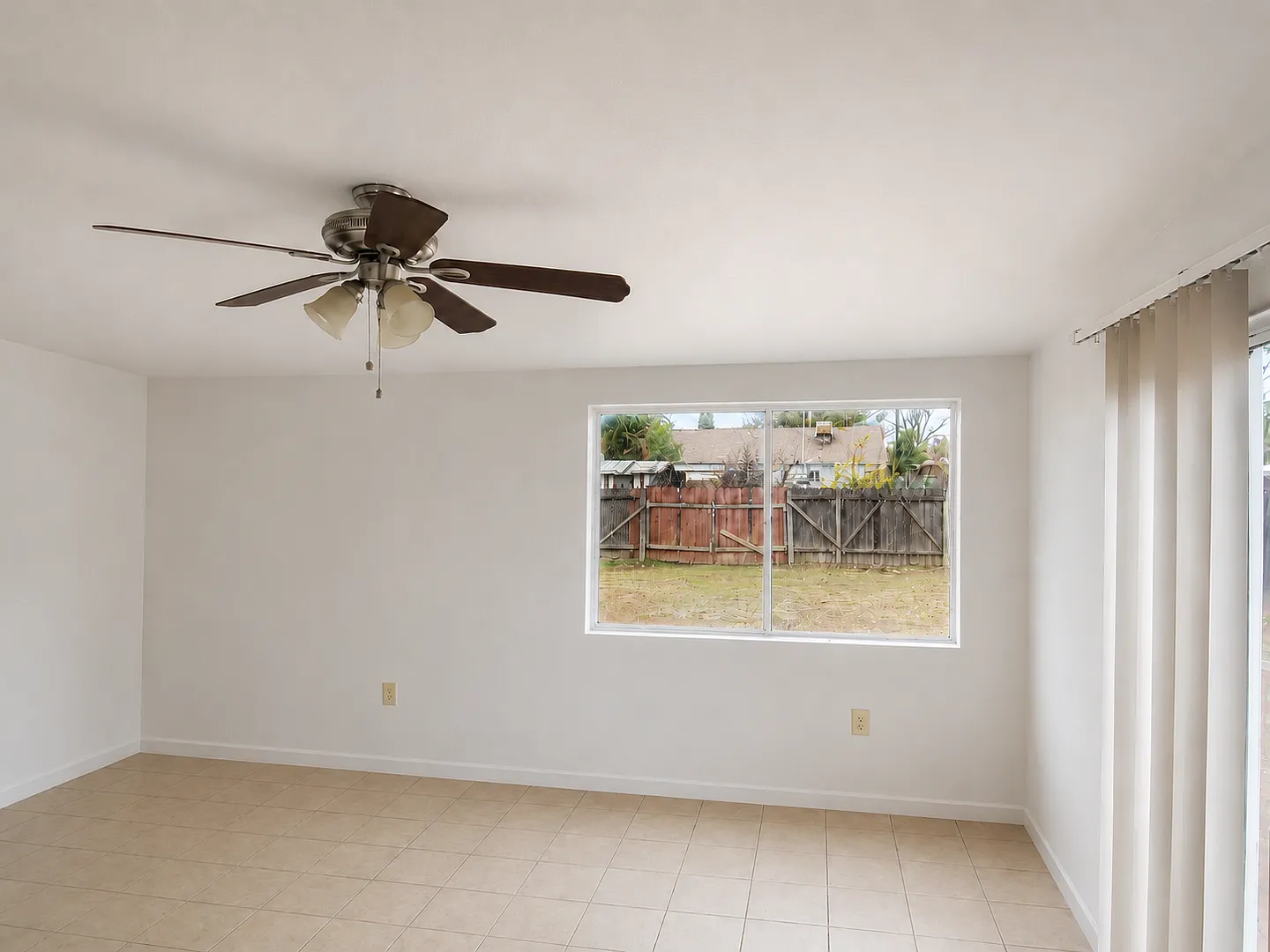 3 Bedroom Home with Large Backyard & Washer/Dryer Hookups — Photo 3