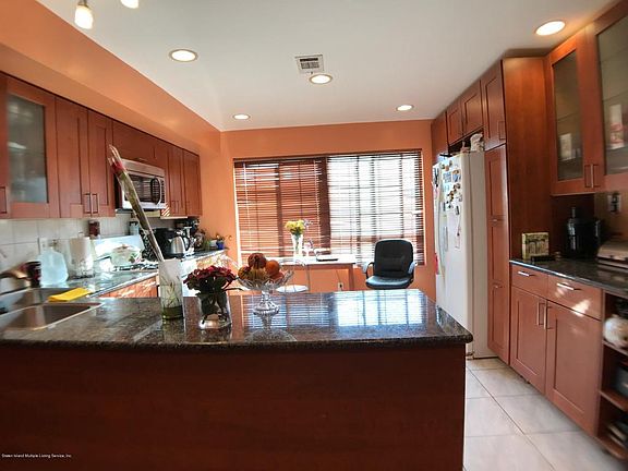 4th image of 160 Woodcutters Ln