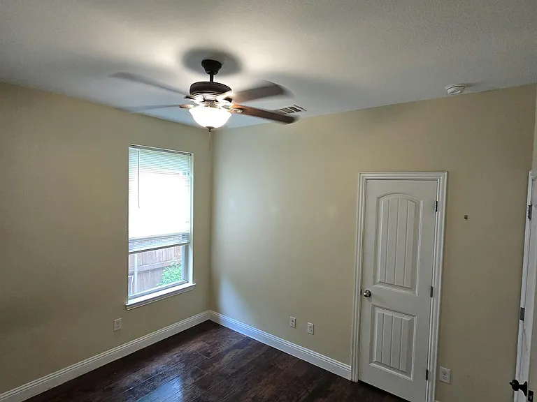 809 Tapley St — Photo 2