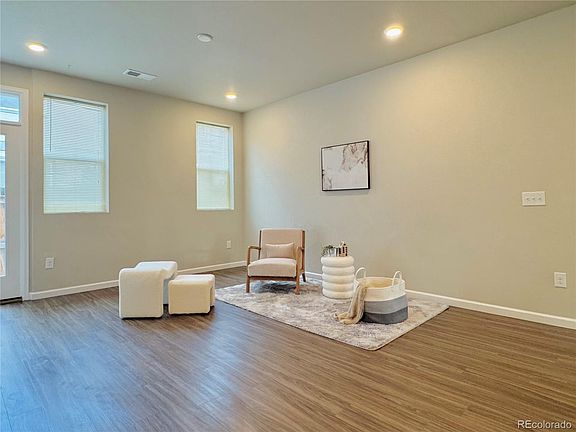 4th image of 1070 Oak Cir