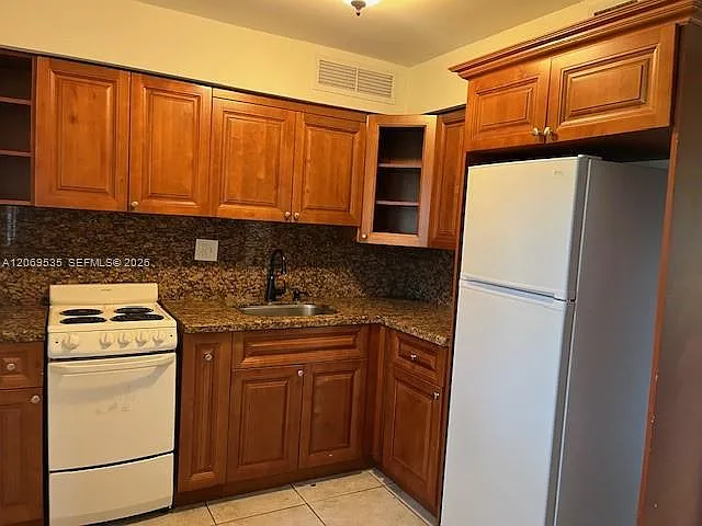 4605 SW 65th Ave — Photo 6
