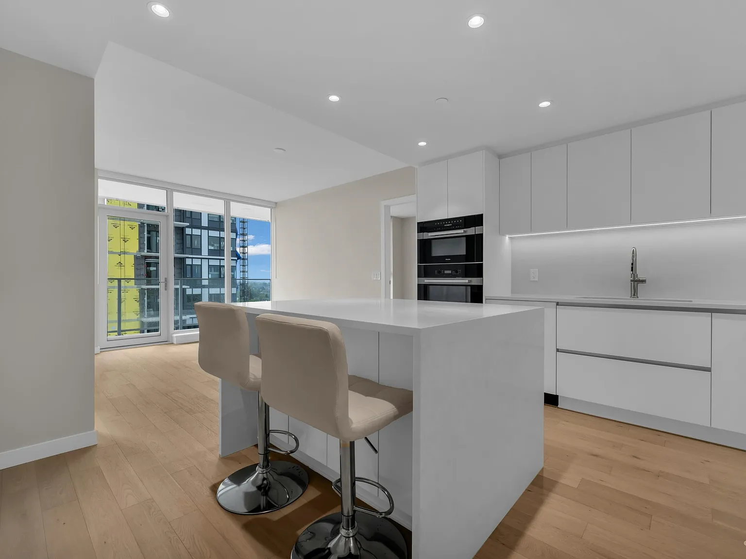 2 bed, 808 sqft, $3,800 — Photo 2