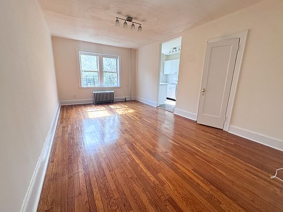 4th image of 20-79 32nd St #B3