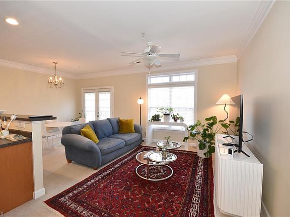 5th image of 104 Sunset Cir Unit 204