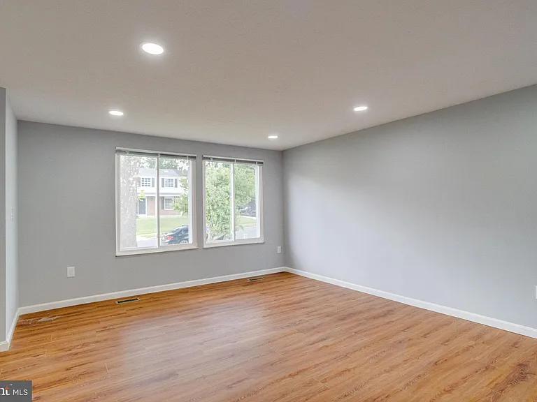 1359 Raleigh Dr — Photo 5