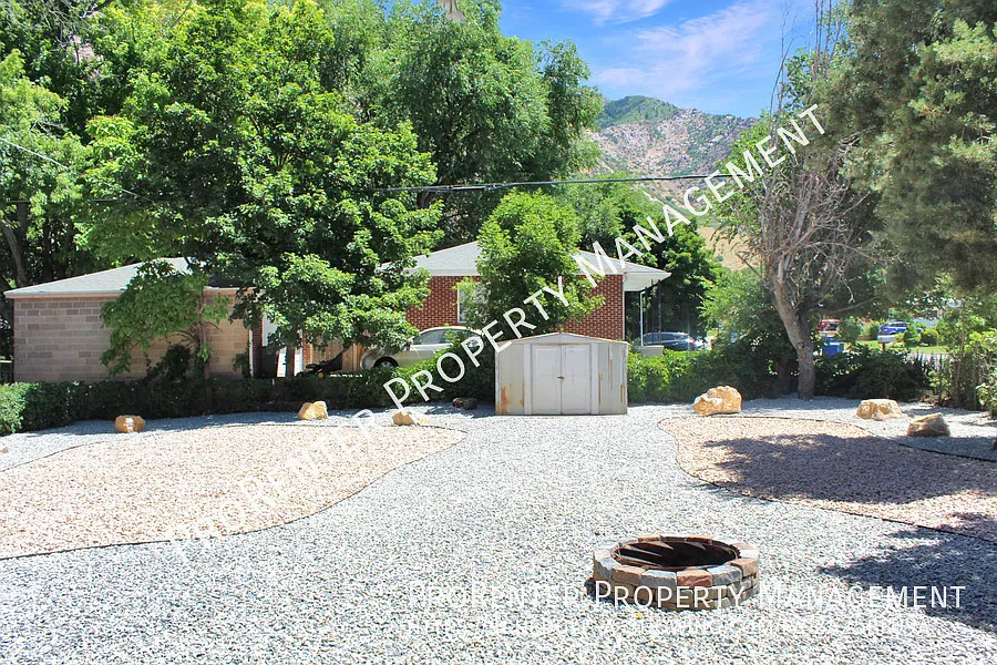 Spacious 5 Bed, 2 Bath Ogden Home — Photo 4