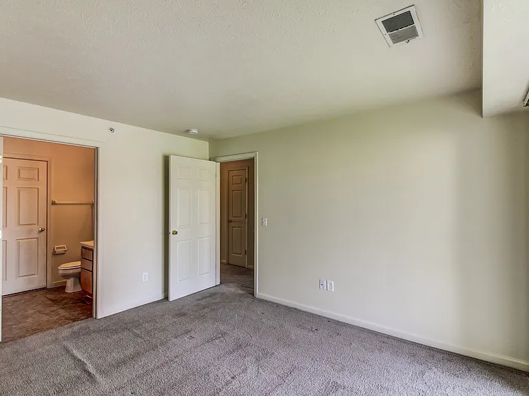 Riverbend Apartment Homes — Photo 16