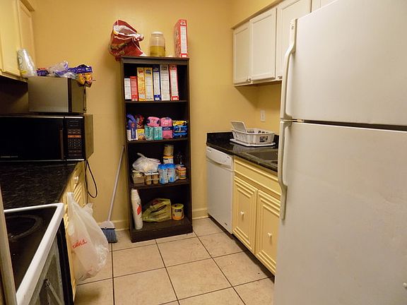 4th image of 633 Farmington Pl