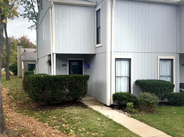 101 Schooner Ln, Lake Saint Louis, MO 63367