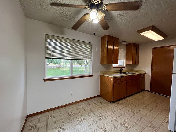4th image of 210 Blossom Dr