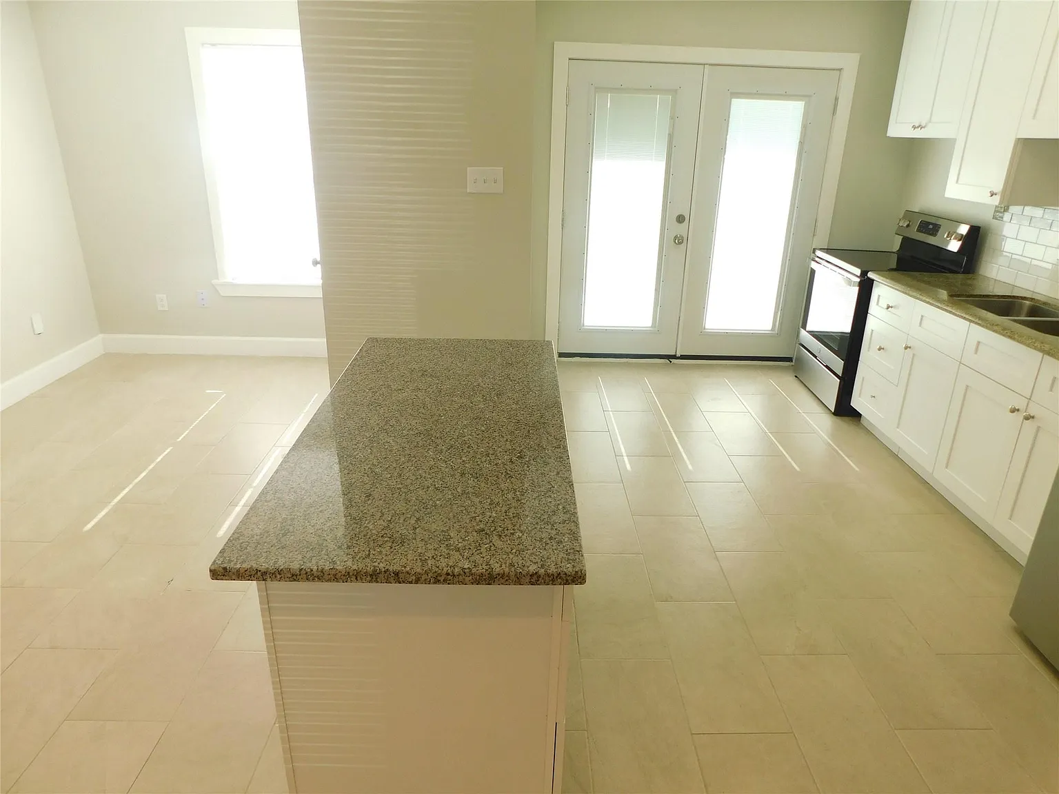 2 bed, 1.0 bath, 1140 sqft, $1,650 — Photo 3