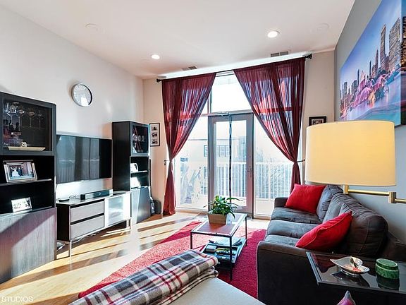 2nd image of 1550 W Cornelia Ave #3
