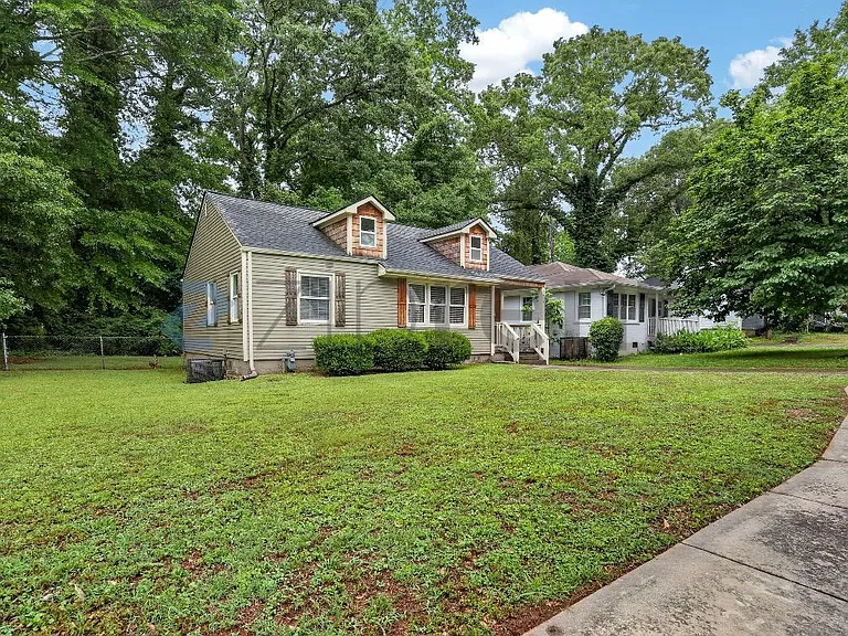 1404 Lockwood Dr SW — Photo 2