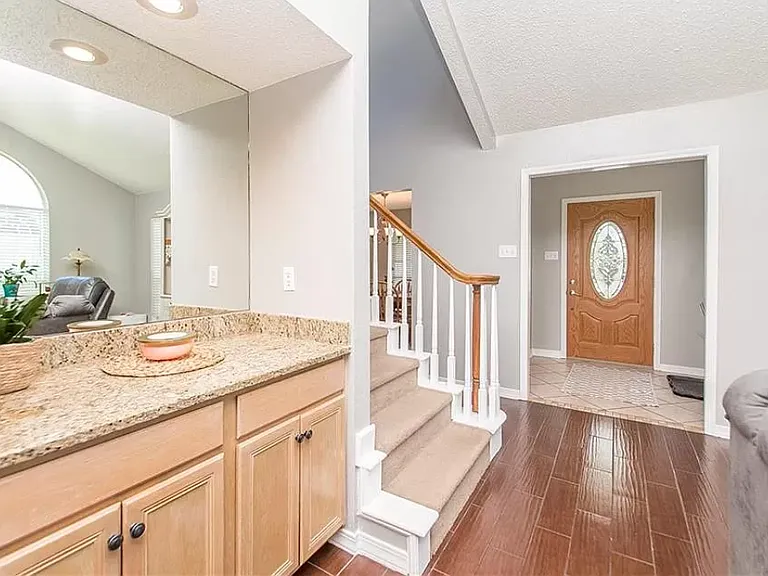 105 Larchwood Dr — Photo 17
