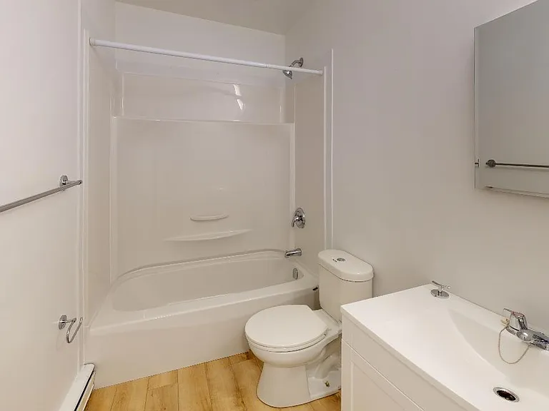 1143 Queen St #32 — Photo 3
