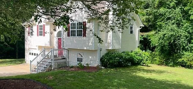 279 Fairview Dr — Photo 3