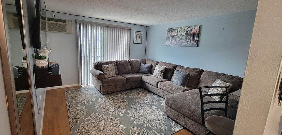 1st image of 10-16 Stephen St Unit 3