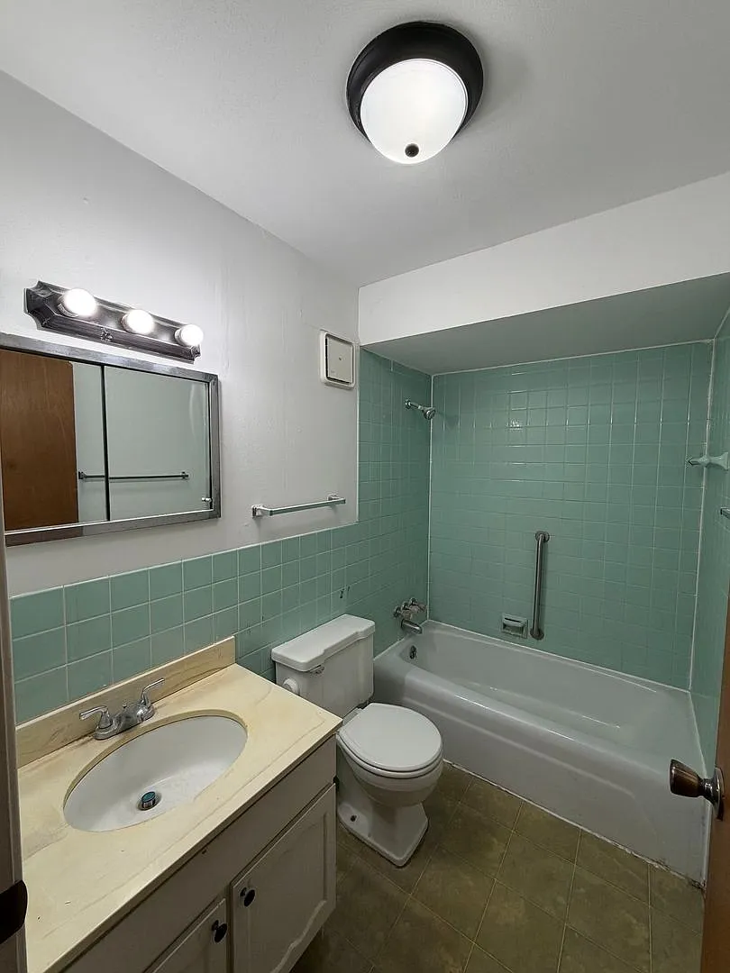 919 W Crestwood Dr — Photo 1