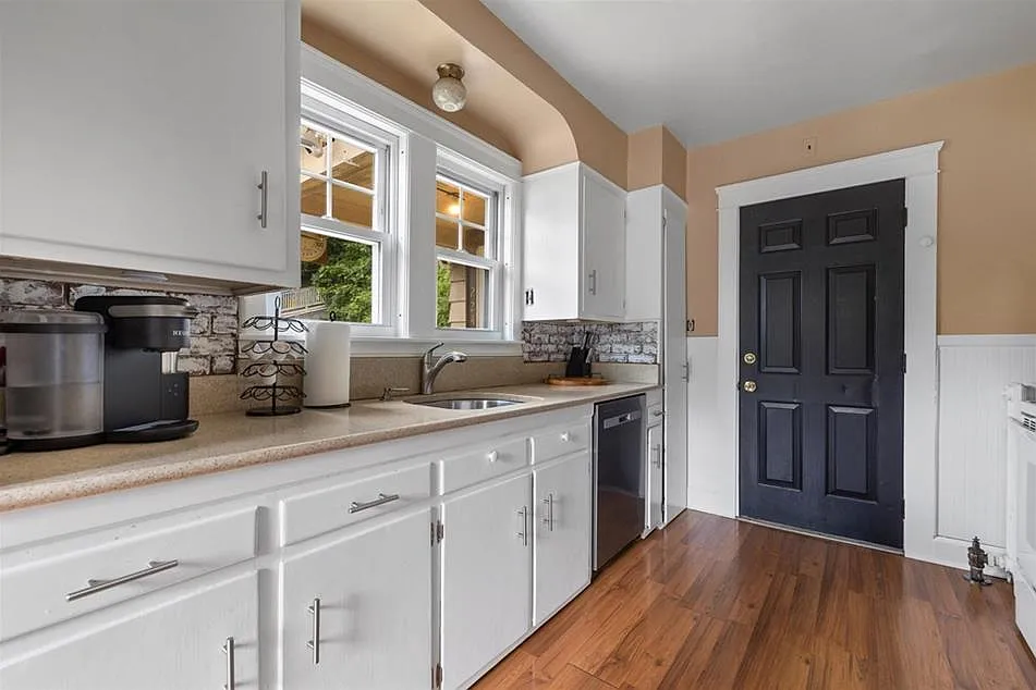 2 bed, 1300 sqft, $2,200 — Photo 4