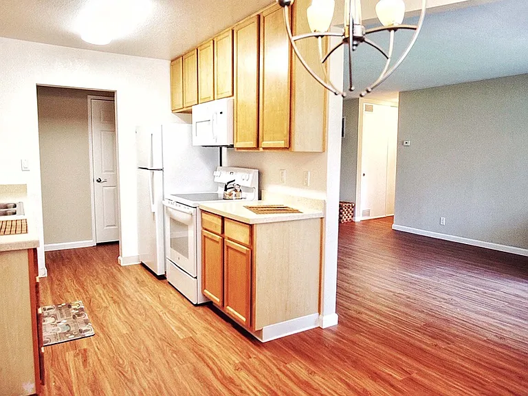 California Oaks Apartments — Photo 9