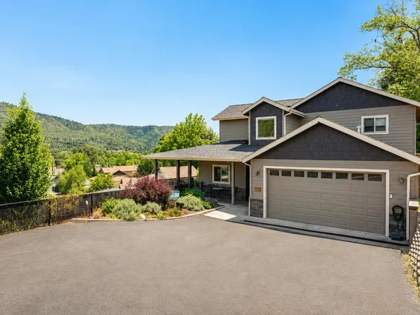 122 NW Rook Dr, Grants Pass, OR 97526