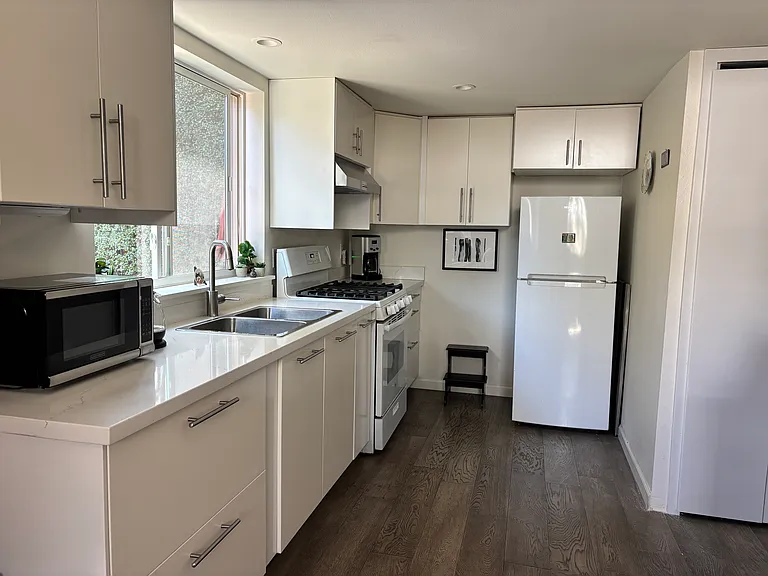 716 Pomona Ave — Photo 2