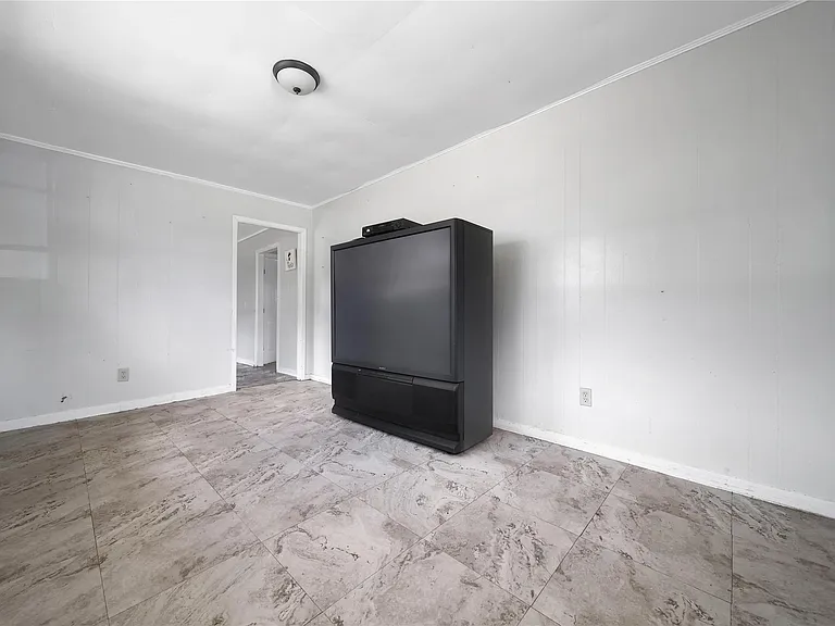 2315 Kabee St — Photo 3
