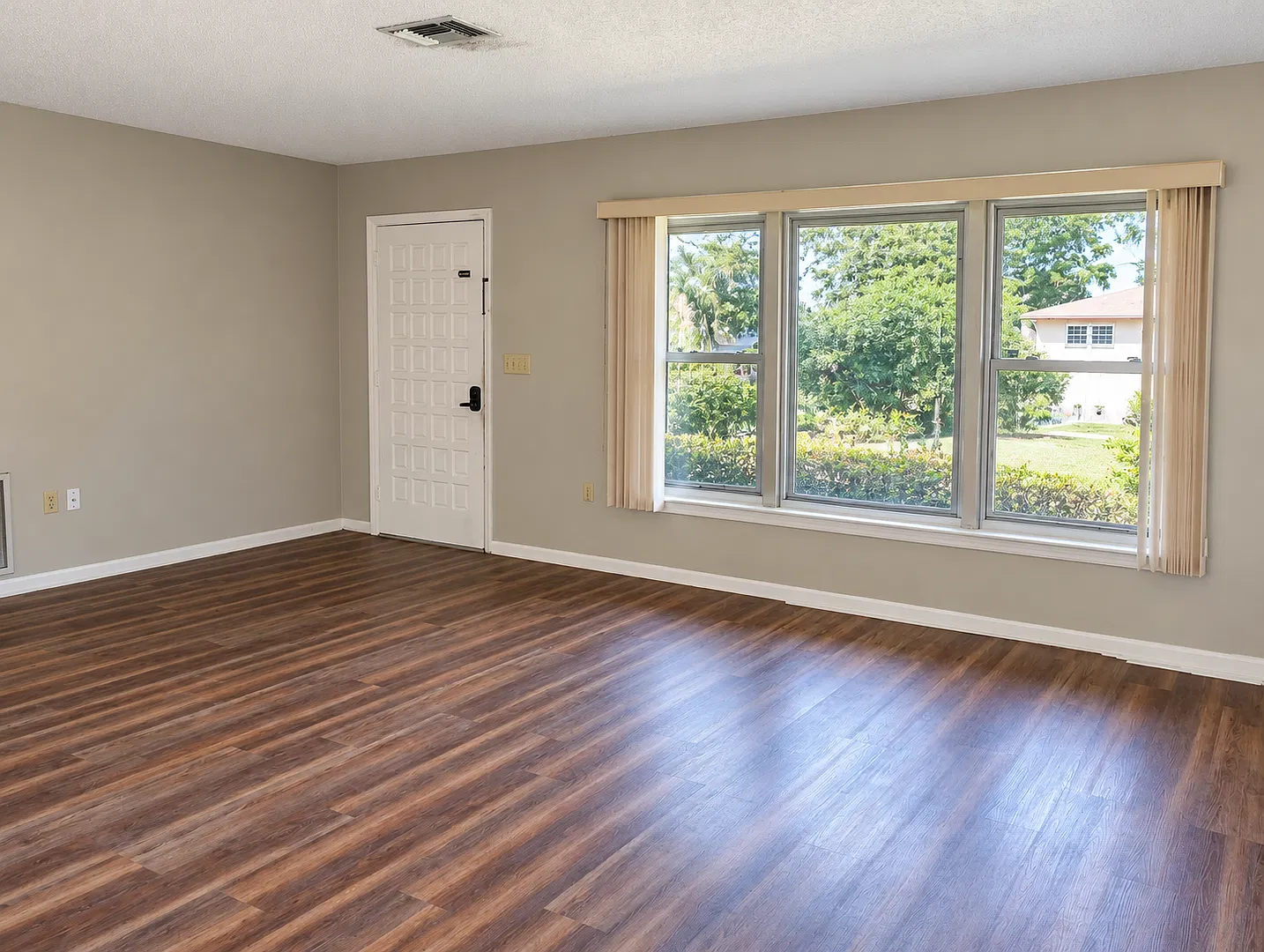 Freshly Updated 2-Bedroom, 2-Bath Home in Spring Hill Available Mid-November! — Photo 2