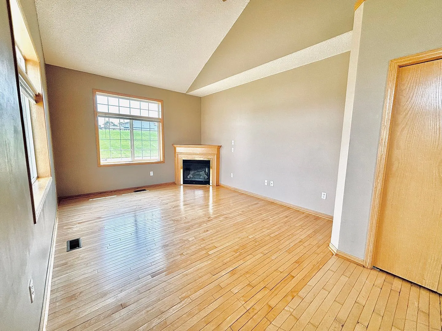 Spacious 3bed Townhome In Coon Rapids. Finished Basement — Photo 4