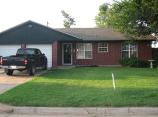 613 NW 22nd St, Moore, OK 73160
