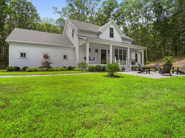 10 Castle Meadow Road, Newtown, CT 06470