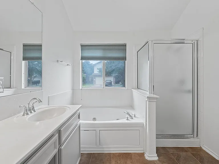 909 Saba Cv — Photo 32