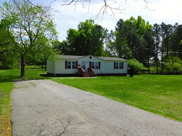723 Oak St, Blackstone, VA 23824