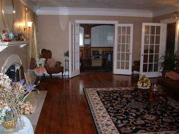 4th image of 221 Dryden Pl