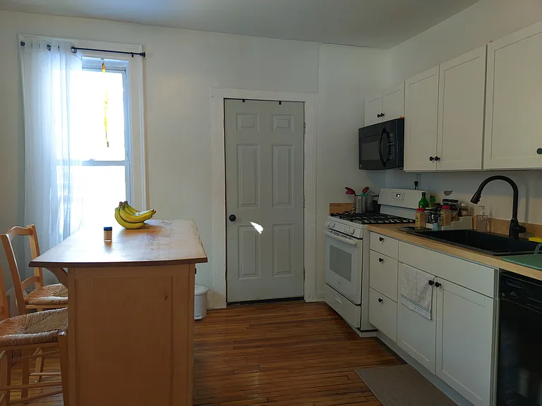 18 Waverly St — Photo 3